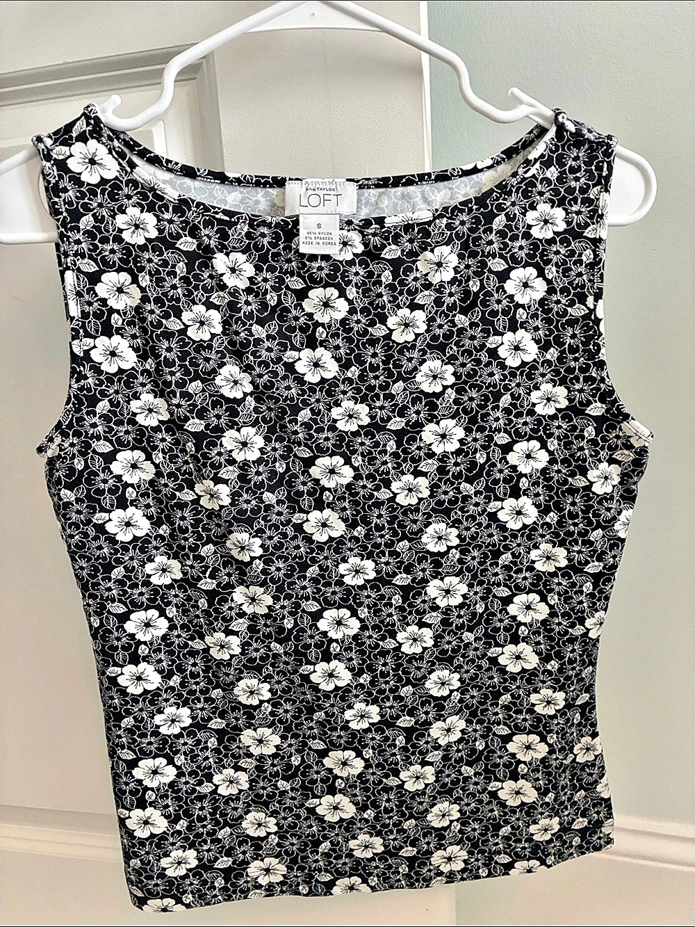 Ann Taylor LOFT Floral Tank Top in Black & White Size Small